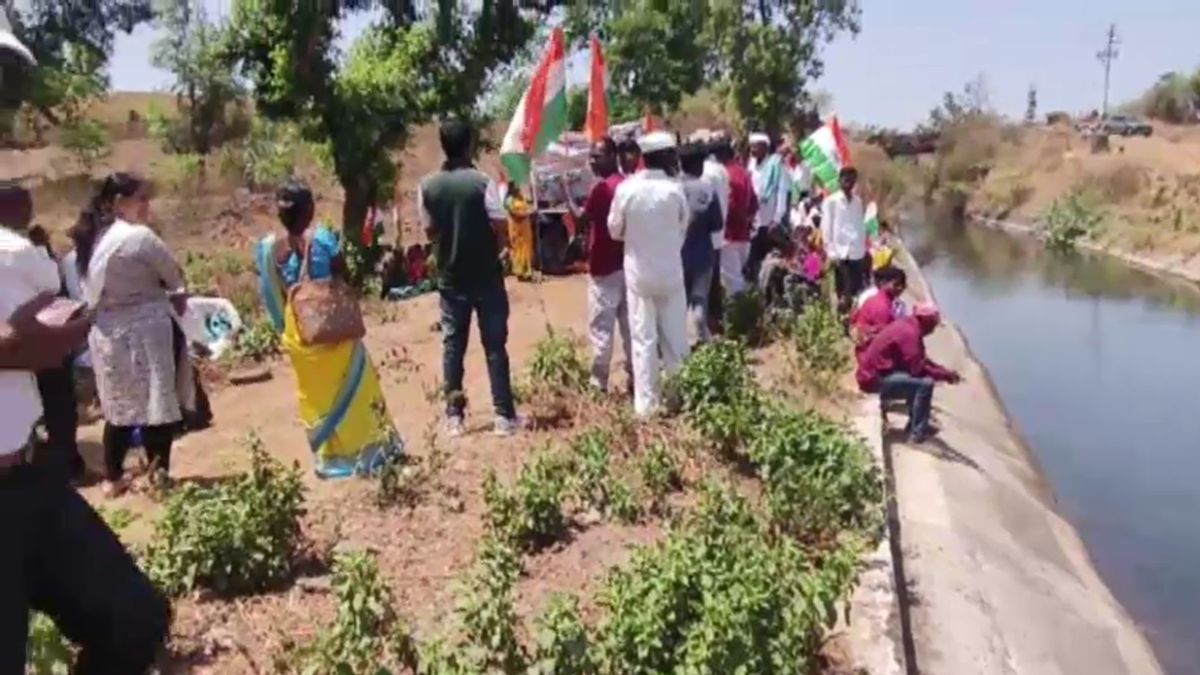 जलजीवन मिशन में भ्रष्टाचार के आरोप, प्यासे आदिवासी आंदोलन पर उतरे... वैतरणा डैम से मुंबई-ठाणे को जाने वाला पानी रोका जलजीवन मिशन में भ्रष्टाचार के आरोप, प्यासे आदिवासी आंदोलन पर उतरे... वैतरणा डैम से मुंबई-ठाणे को जाने वाला पानी रोका