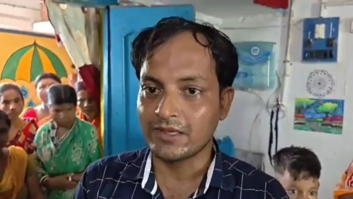 west bengal students break down favourite teacher transfer emotional farewell video viral west bengal students break down favourite teacher transfer emotional farewell video viral
