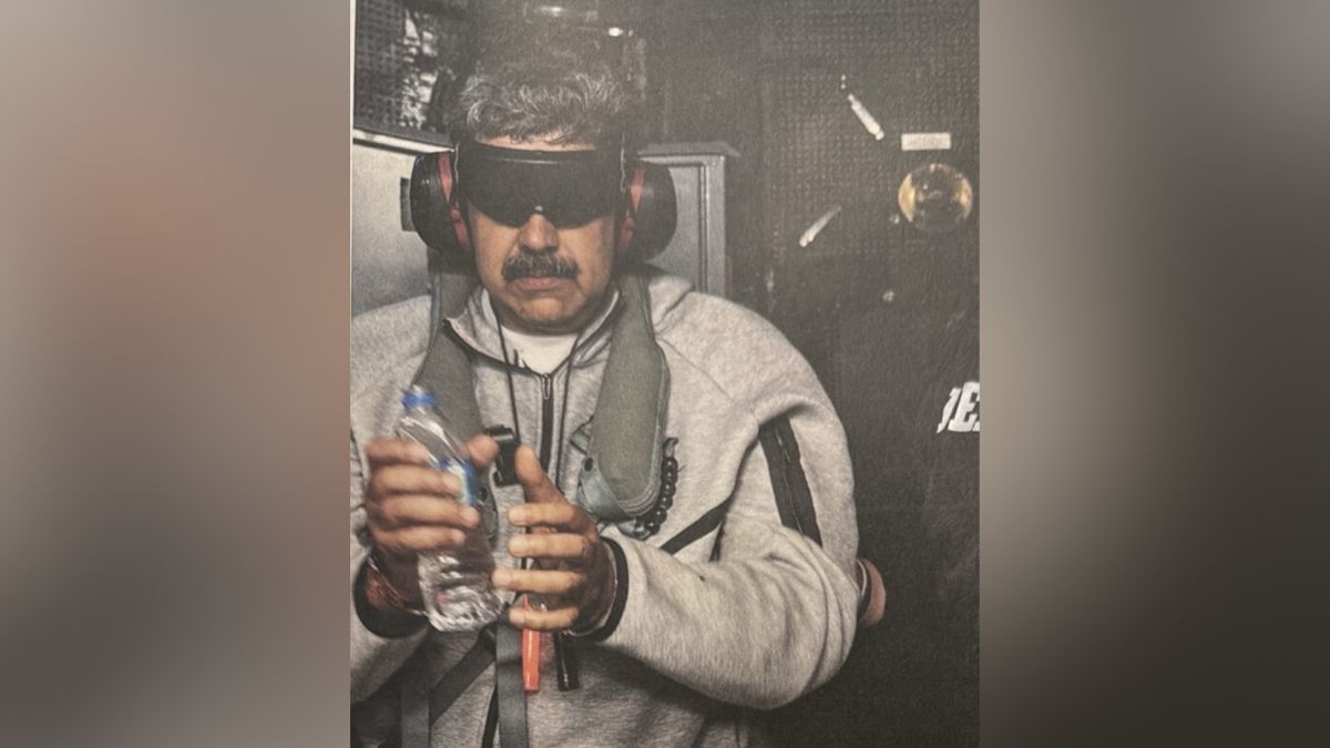 अमेरिका धरती, अदालत और मुकदमे... सैन्य अभियान में निकोलस मादुरो और उनकी पत्नी की गिरफ्तारी के बाद आगे क्या? अमेरिका धरती, अदालत और मुकदमे... सैन्य अभियान में निकोलस मादुरो और उनकी पत्नी की गिरफ्तारी के बाद आगे क्या?