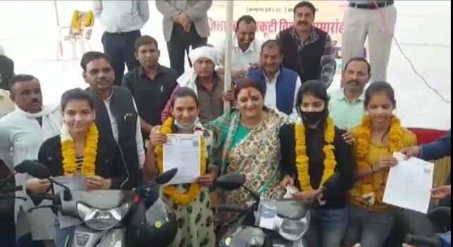 स्कूटी का इंतजार