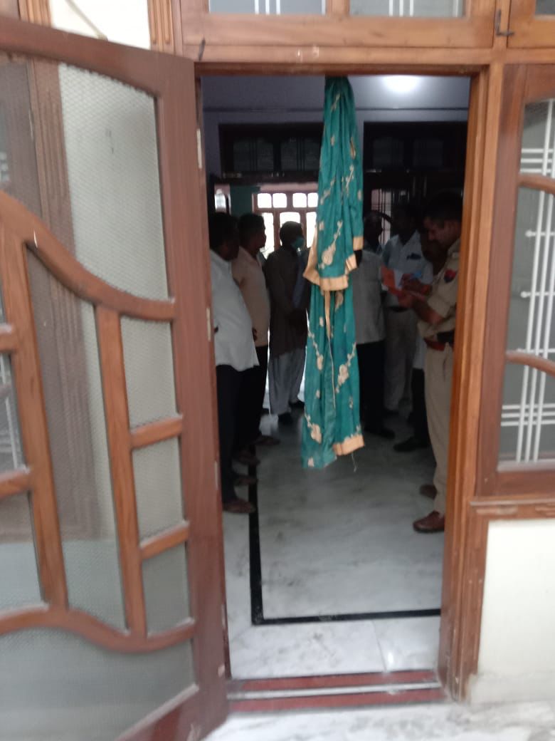 चौखट पर फांसी लगाकर की आत्महत्या