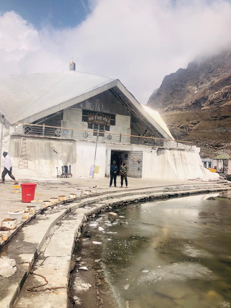 हेमकुंड साहिब से हटाई गई बर्फ