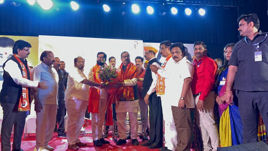 उद्धव ठाकरे को छोड़ने वाले 13वें सांसद हैं कीर्तिकर उद्धव ठाकरे को छोड़ने वाले 13वें सांसद हैं कीर्तिकर