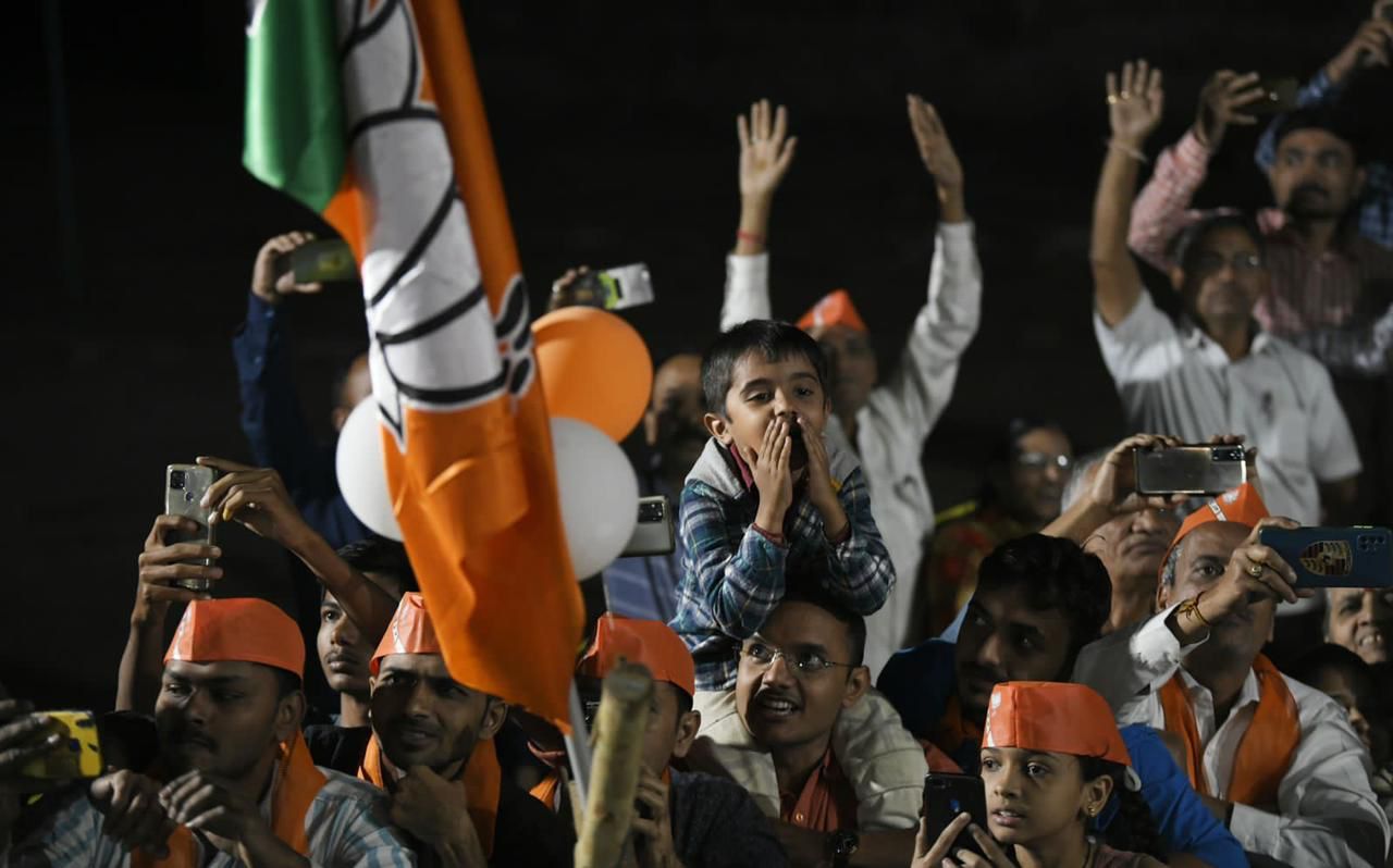 वलसाड में पीएम मोदी का भव्य रोड शो