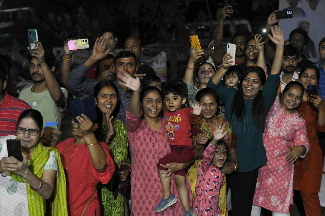 वलसाड में पीएम मोदी की सभा में भारी मात्रा में पहुंची महिलाएं