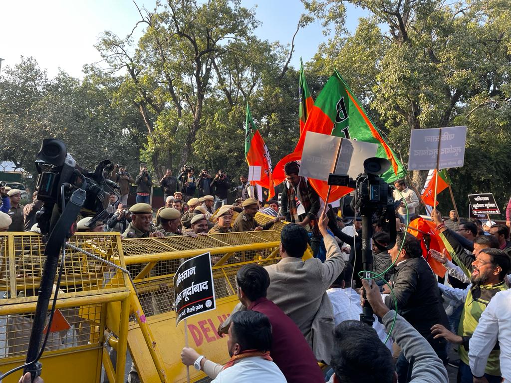 बीजेपी कार्यकर्ता हिरासत में लिए गए बीजेपी कार्यकर्ता हिरासत में लिए गए