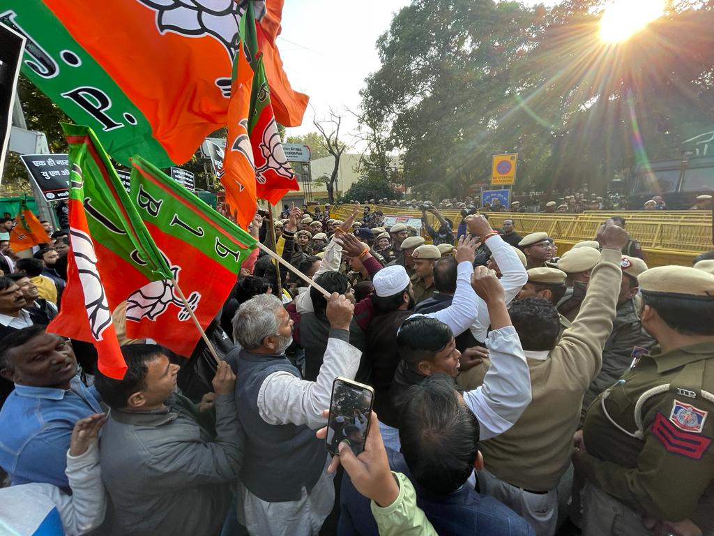 बीजेपी कार्यकर्ता हिरासत में लिए गए बीजेपी कार्यकर्ता हिरासत में लिए गए