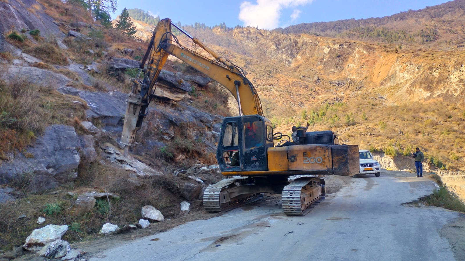 जोशीमठ के पास तोड़े जा रहे पहाड़ 