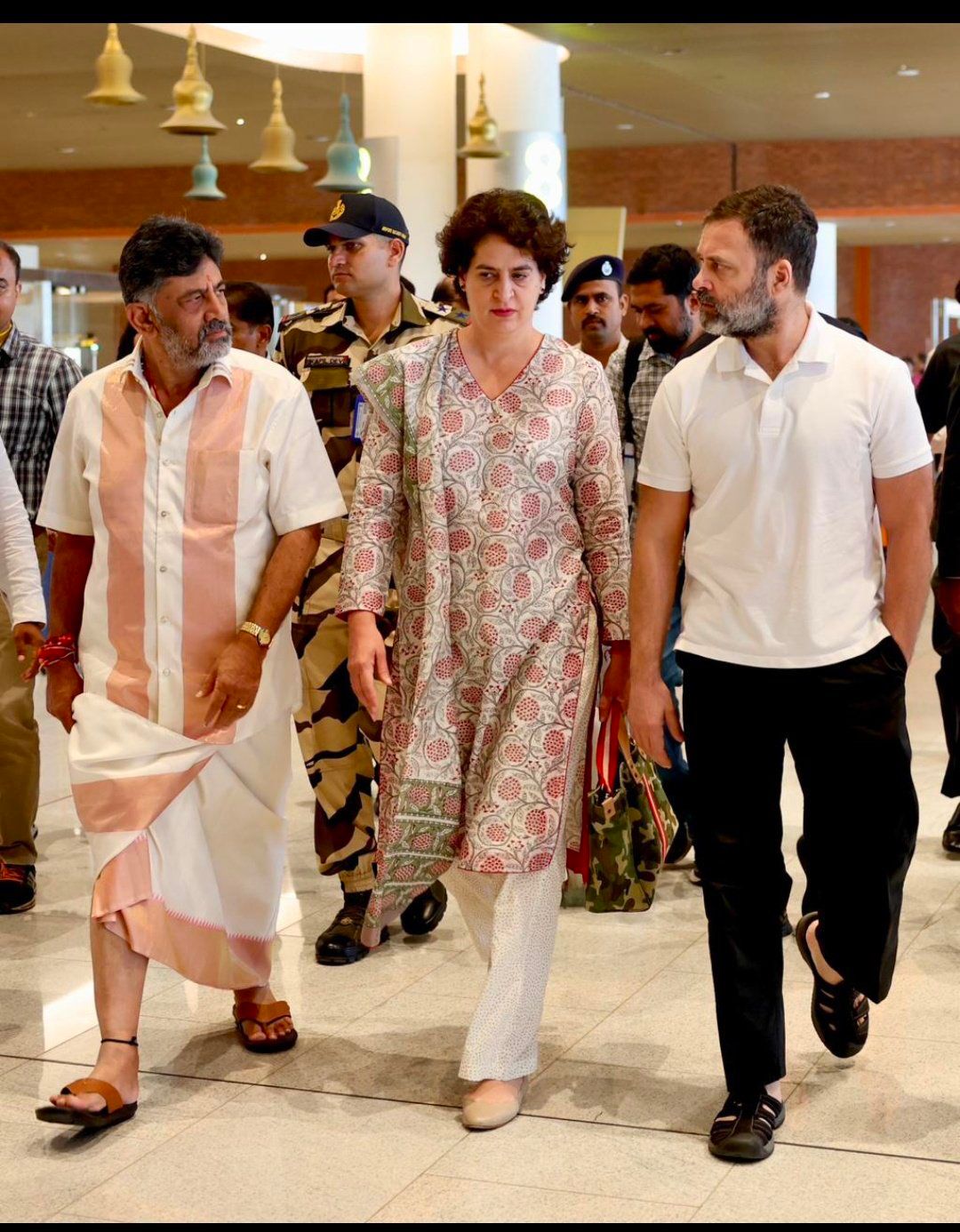 डीके शिवकुमार दोनों नेताओं को लेने पहुंचे