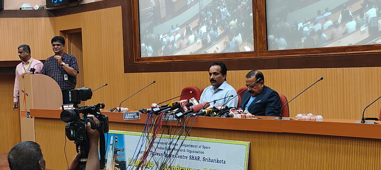 केंद्रीय मंत्री जितेंद्र सिंह और इसरो चीफ पीसी के लिए पहुंचे