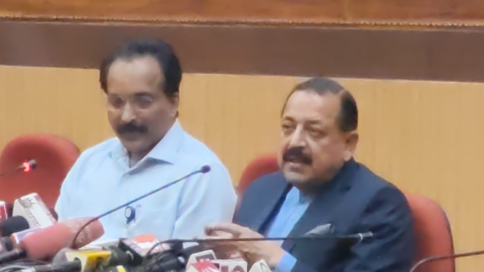 केंद्रीय मंत्री जितेंद्र सिंह कर रहे प्रेस कॉन्फ्रेंस