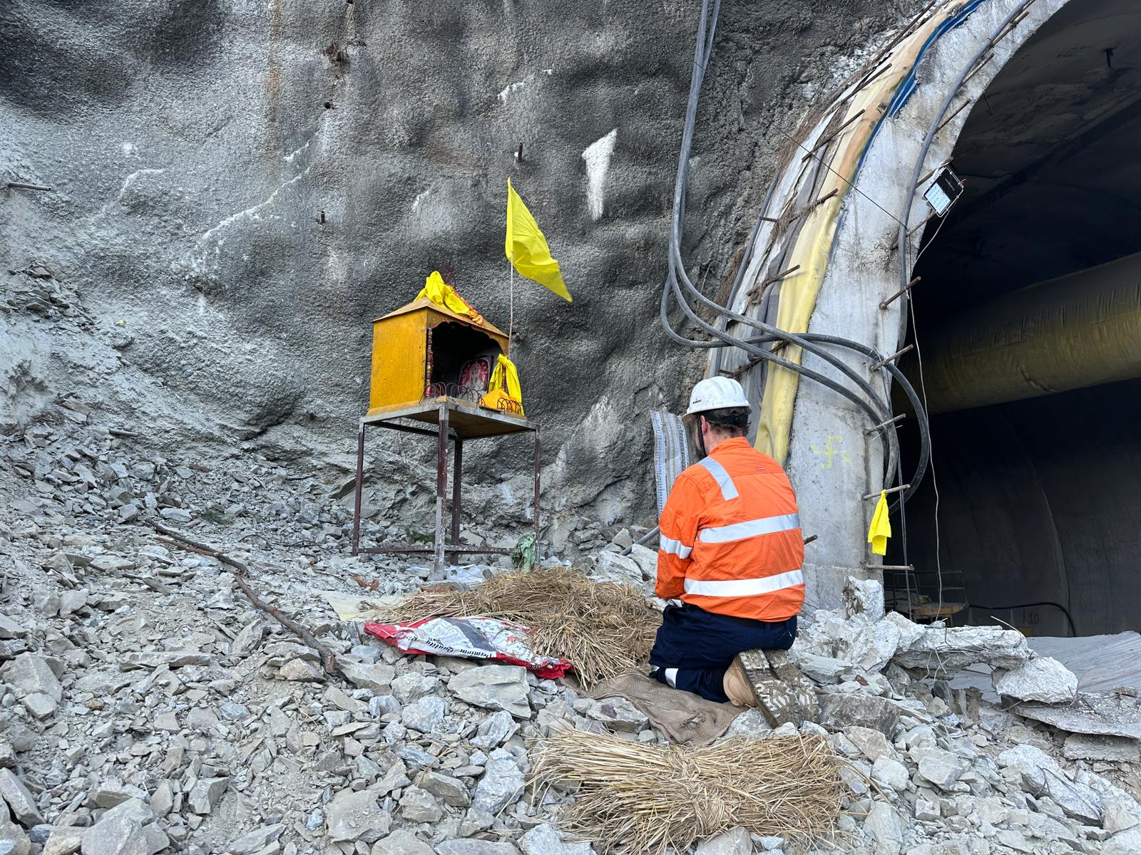 सुरंग के बाहर बनाया गया मंदिर