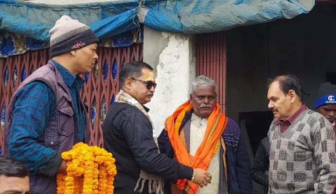 परिवार को भगवा वस्त्र पहनाकर सम्मानित किया.