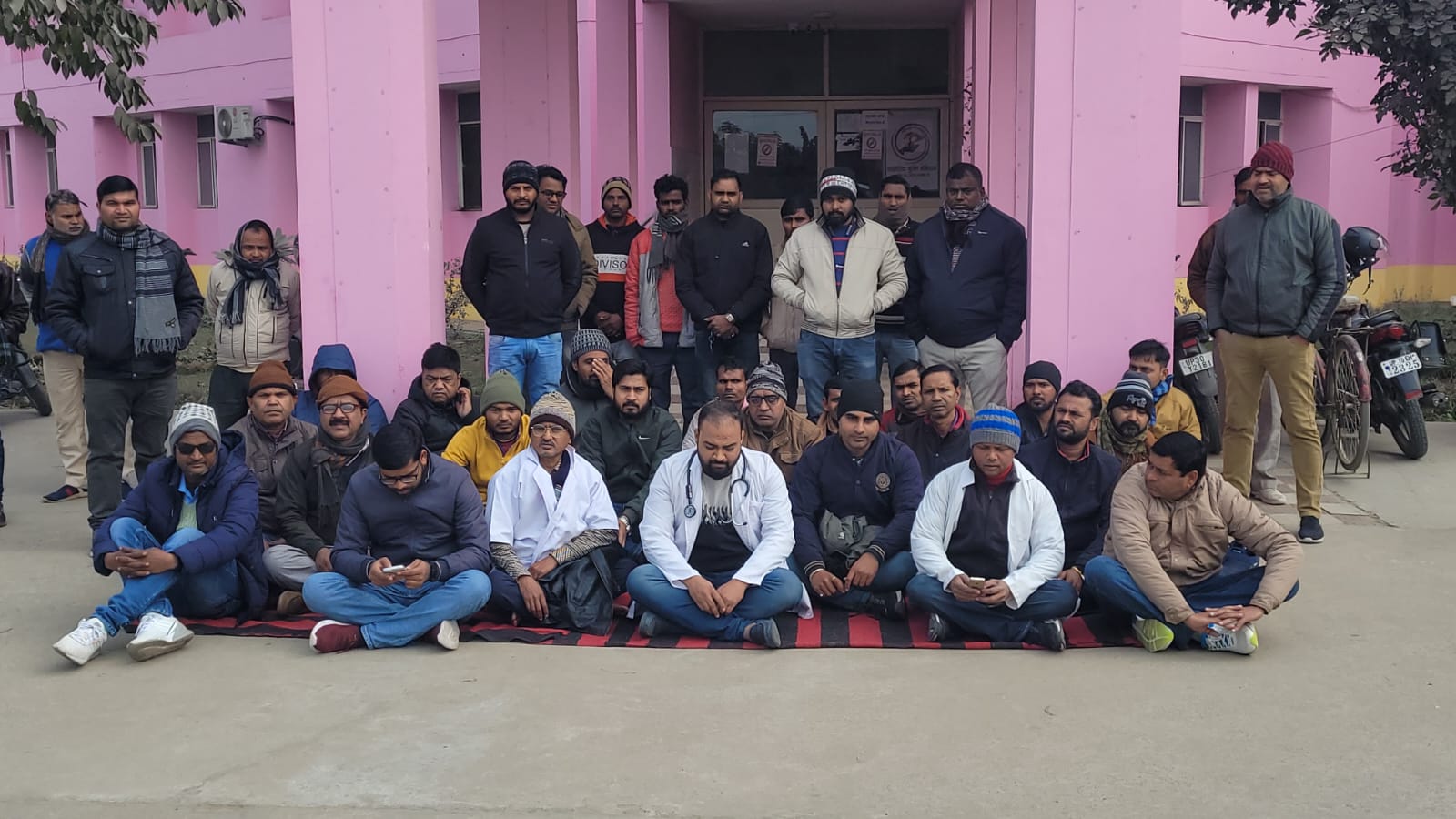 हड़ताल पर बैठे डॉक्टर और मेडिकल स्टाफ.