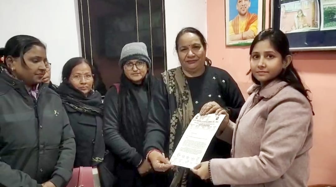 मांगपत्र सौंपते टीचर.