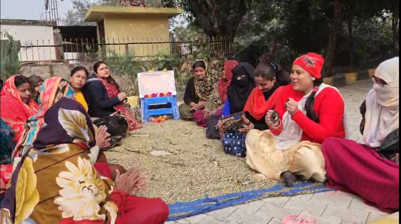कीर्तन करती महिलाएं.