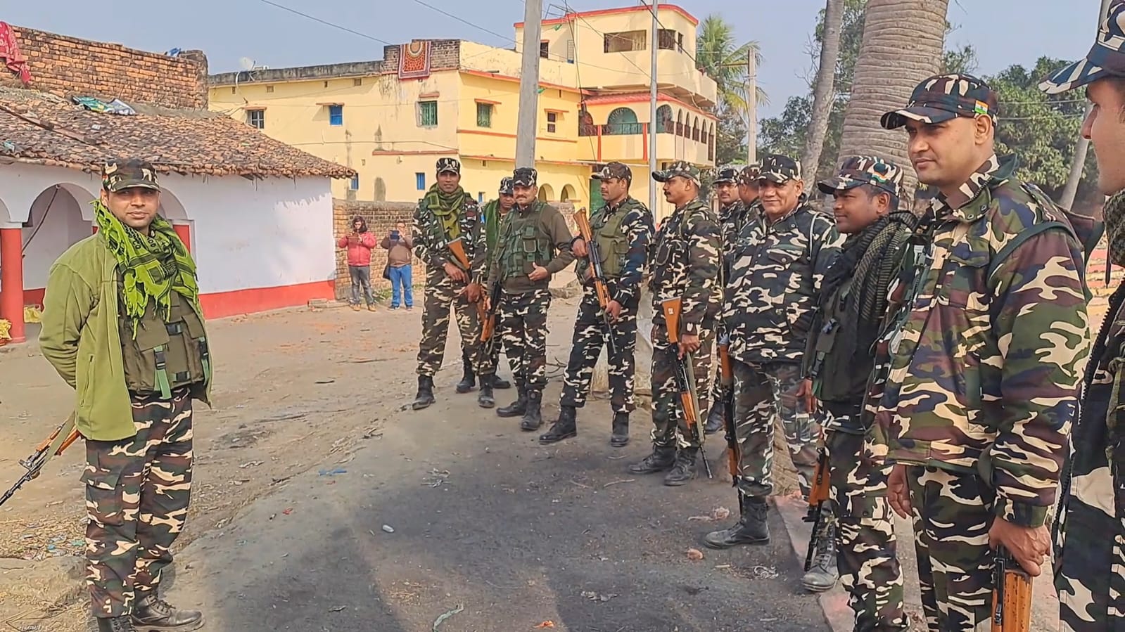 गांव में भारी संख्या में पुलिस बल तैनात. गांव में भारी संख्या में पुलिस बल तैनात.