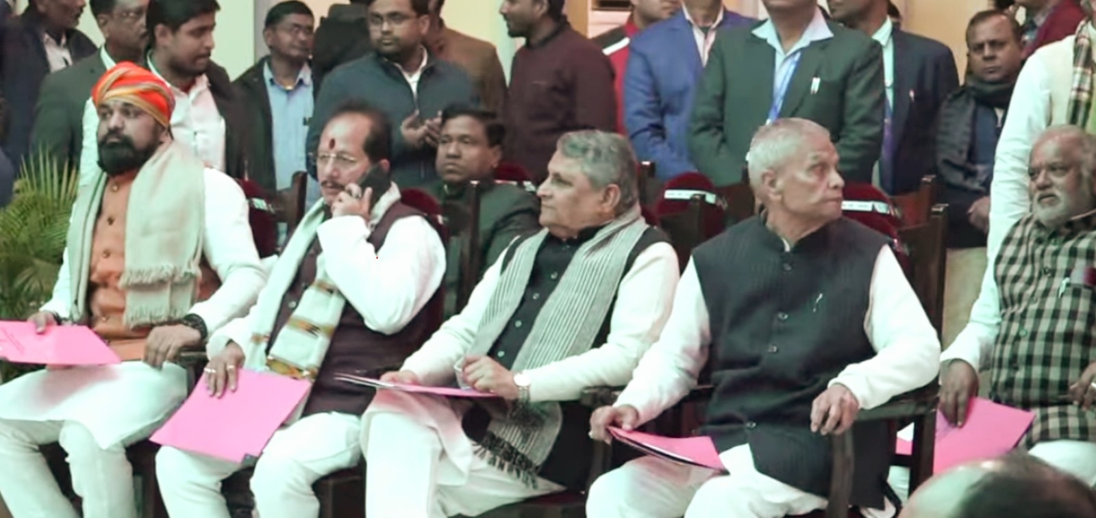 सीएम नीतीश कुमार के साथ 8 अन्य ने ली मंत्री पद की शपथ