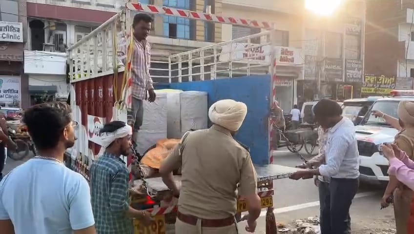 जहरीली शराब बराबद करती पुलिस.
