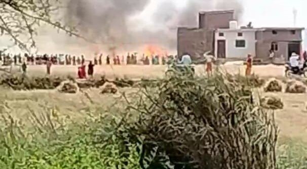 आग ने तबाही मचाई.