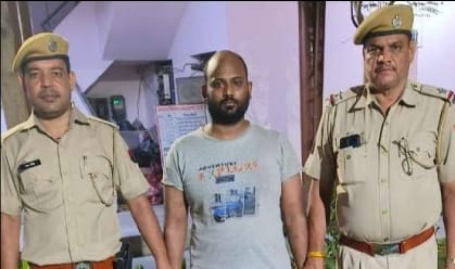 पुलिस की गिरफ्त में आरोपी. पुलिस की गिरफ्त में आरोपी.