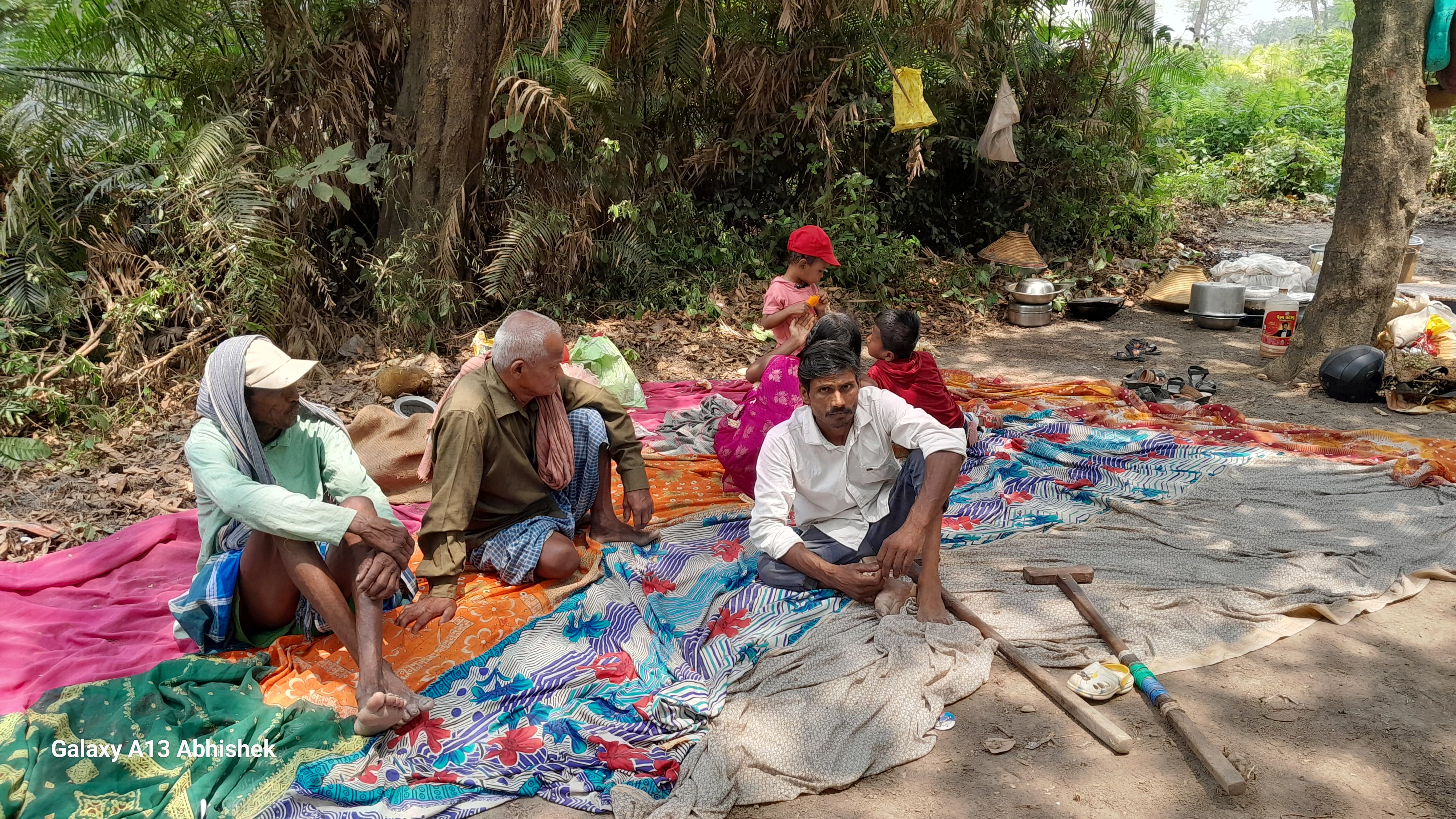 लोग गांव छोड़कर जंगल में आ जाते हैं.