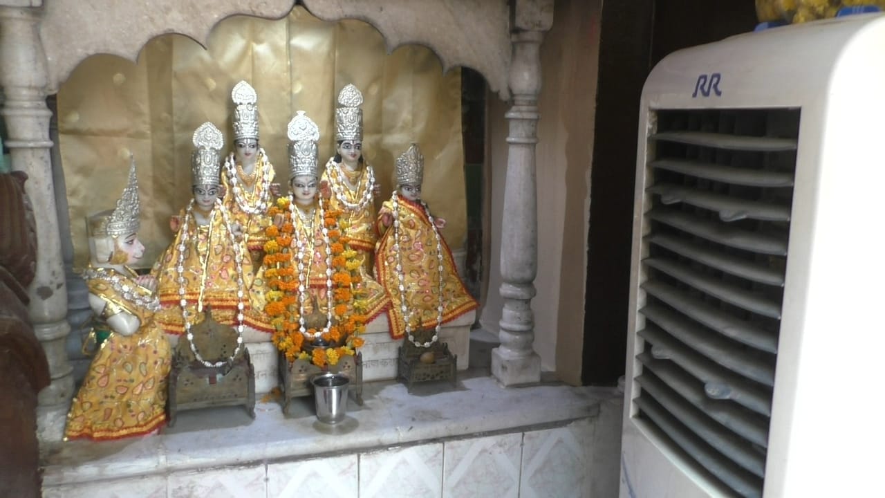 भगवान के लिए कूलर की व्यवस्था.