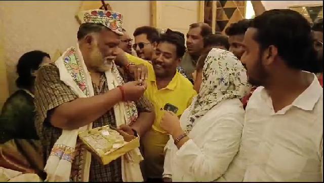 लोगों को मिठाई खिलाते पप्पू यादव. लोगों को मिठाई खिलाते पप्पू यादव.