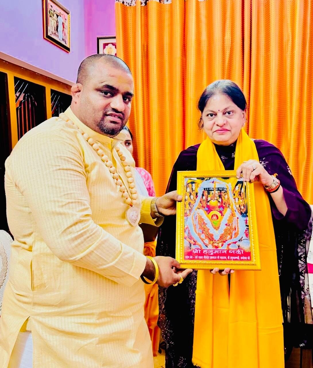 हनुमानगढ़ी के पुजारी हेमंत दास और सोनल शाह.