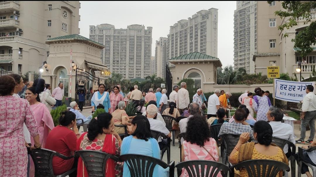 सोसायटी के निवासियों ने जश्न मनाया.