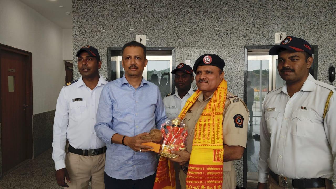 श्री सिद्धिविनायक की मूर्ति देकर सम्मानित किया. श्री सिद्धिविनायक की मूर्ति देकर सम्मानित किया.