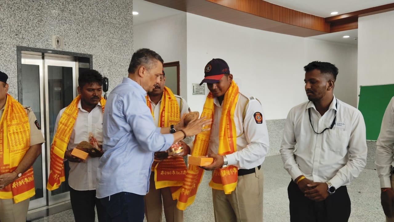 श्री सिद्धिविनायक की मूर्ति देकर सम्मानित किया.