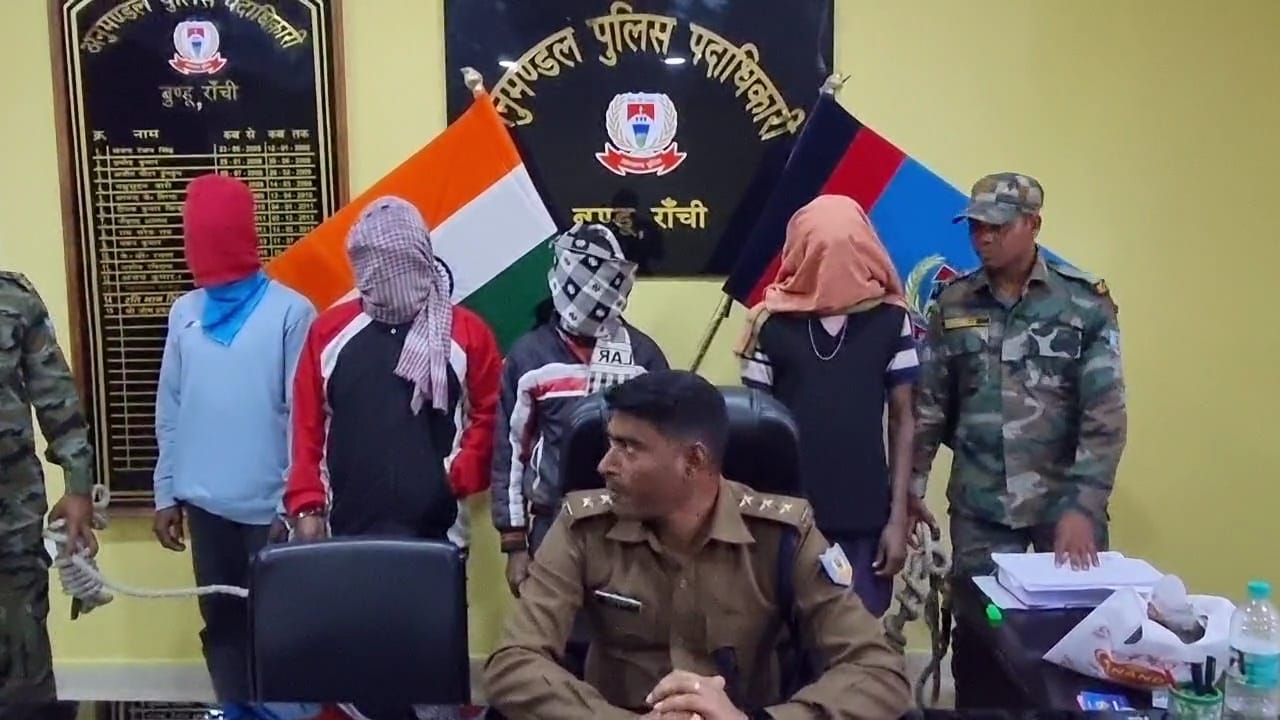 पुलिस की गिरफ्त में आरोपी. पुलिस की गिरफ्त में आरोपी.