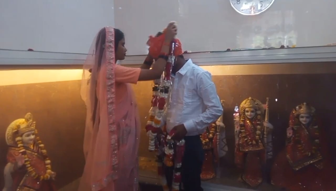 दूल्हा गोलू योगी और दुल्हन प्रतीक्षा योगी