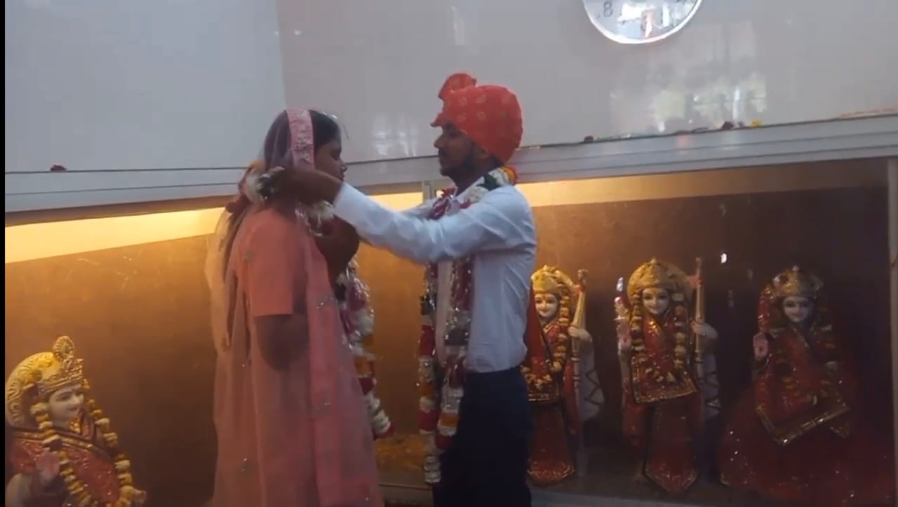 दूल्हा गोलू योगी और दुल्हन प्रतीक्षा योगी