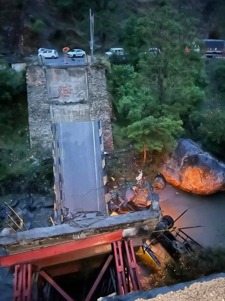 कुल्लू में मंगलौर पुल ढहा, सीमेंट से लदा ट्रक नदी में गिरा, चालक बाल-बाल बचा, वाहनों की आवाजाही बंद कुल्लू में मंगलौर पुल ढहा, सीमेंट से लदा ट्रक नदी में गिरा, चालक बाल-बाल बचा, वाहनों की आवाजाही बंद