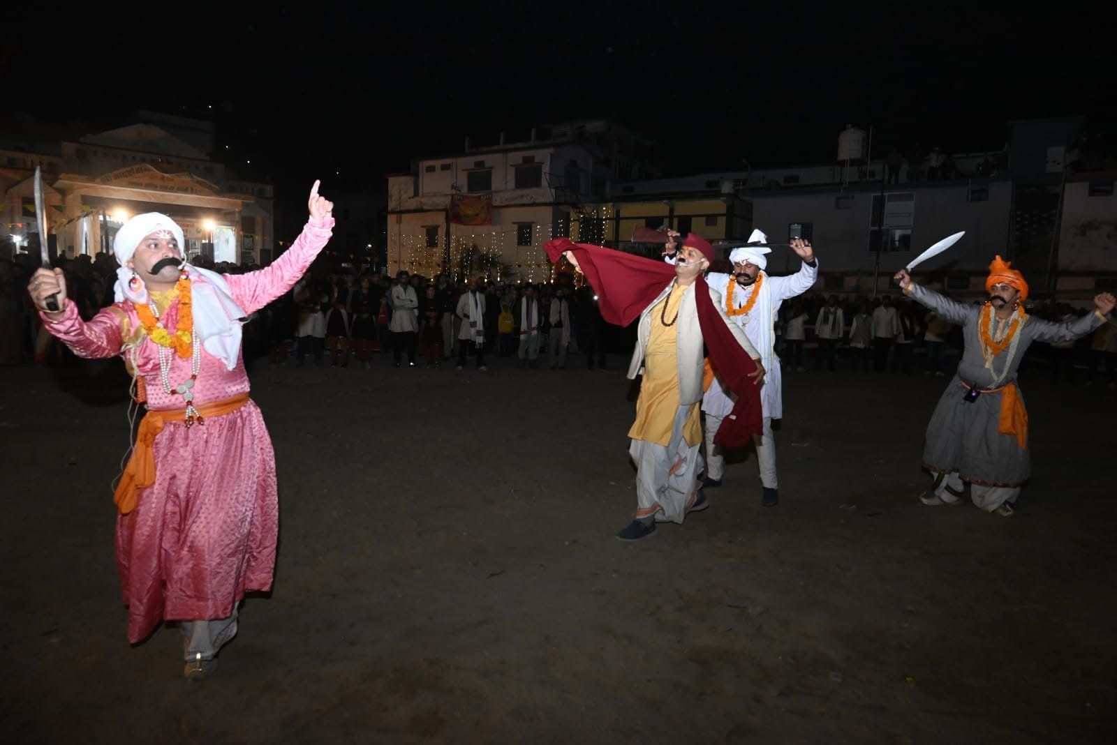 नरू-बिजुला की कहानी का नाट्य मंचन करते लोक कलाकार