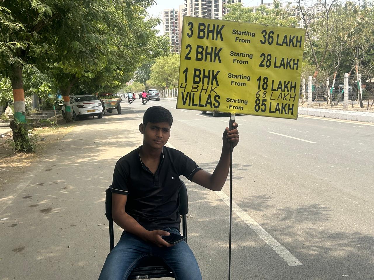 आठवीं पास आमिर कैसे बेचते हैं फ्लैट? 