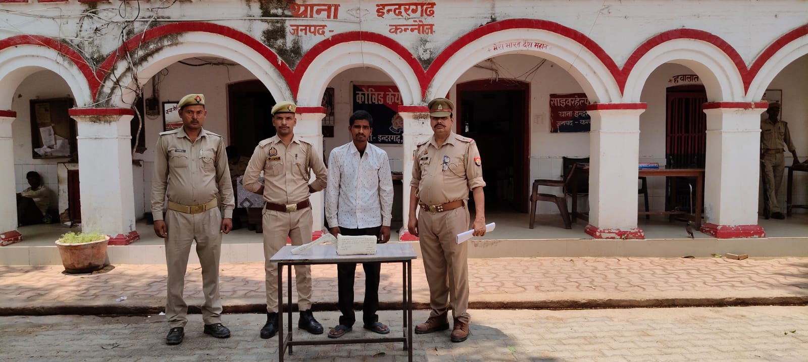 पुलिस की गिरफ्त में आरोपी.