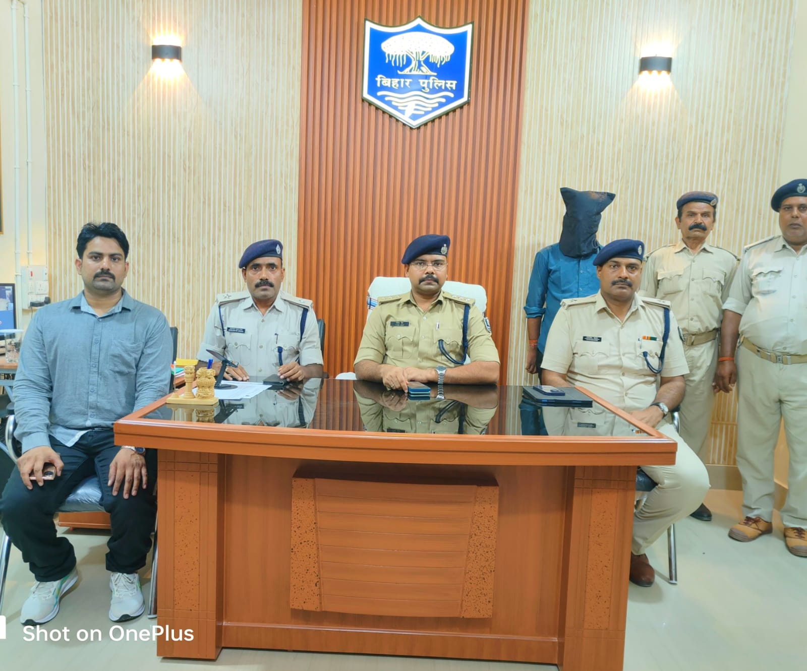 पुलिस की गिरफ्त में आरोपी.