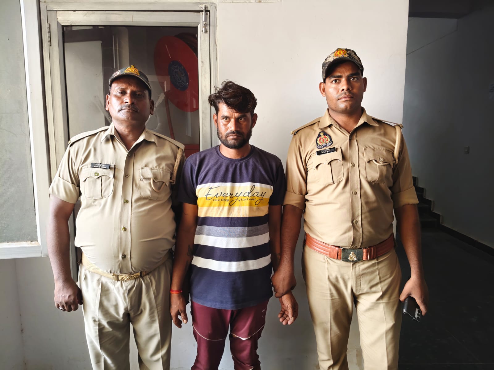 पुलिस की गिरफ्त में आरोपी.