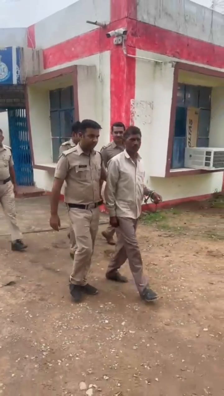 पुलिस की गिरफ्त में आरोपी.