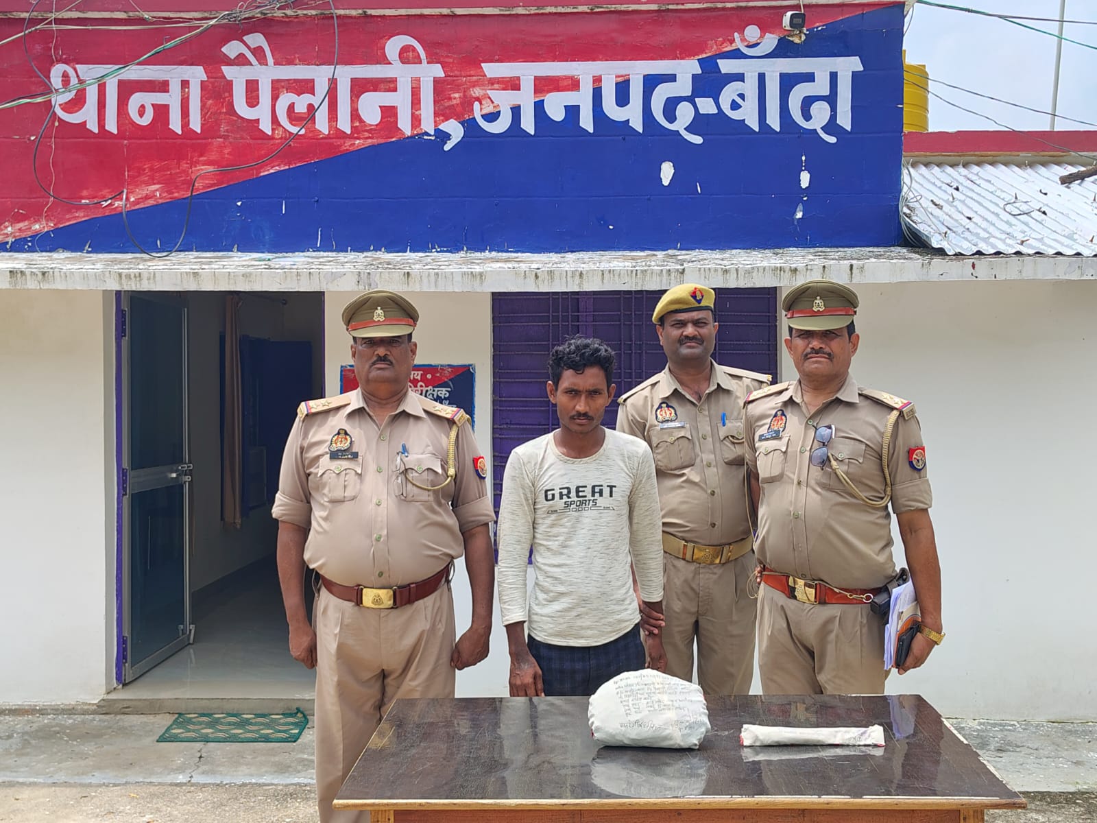 पुलिस की गिरफ्त में आरोपी.