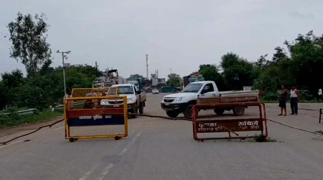 बाढ़ की वजह बांदा-कानपुर हाइवे बंद, पुलिस तैनात. बाढ़ की वजह बांदा-कानपुर हाइवे बंद, पुलिस तैनात.