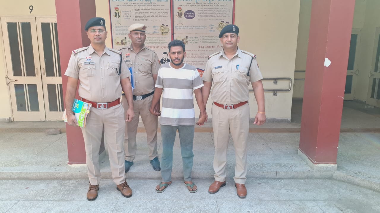 पुलिस की गिरफ्त में आरोपी. पुलिस की गिरफ्त में आरोपी.
