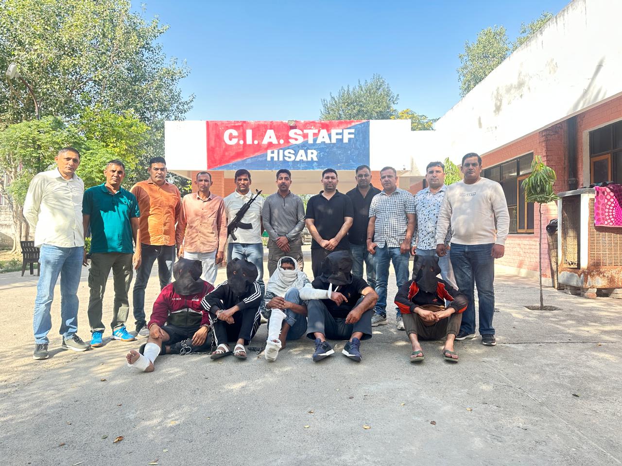 पुलिस की गिरफ्त में आरोपी.