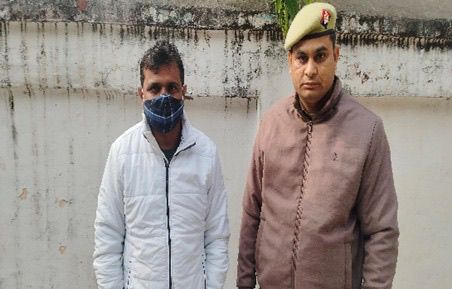पुलिस की गिरफ्त में आरोपी. पुलिस की गिरफ्त में आरोपी.