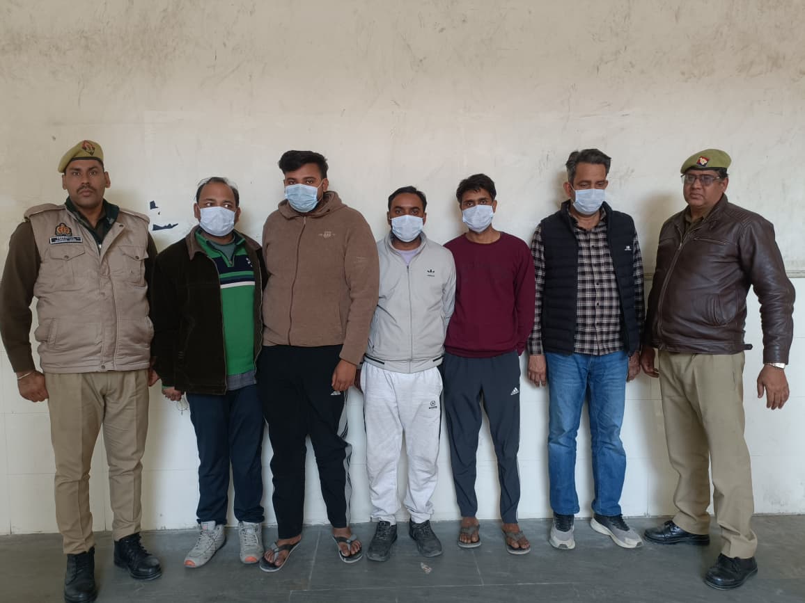 पुलिस की गिरफ्त में आरोपी.