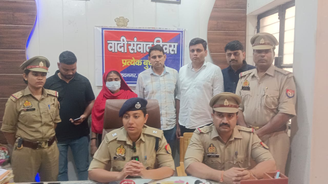 पुलिस की गिरफ्त में आरोपी.