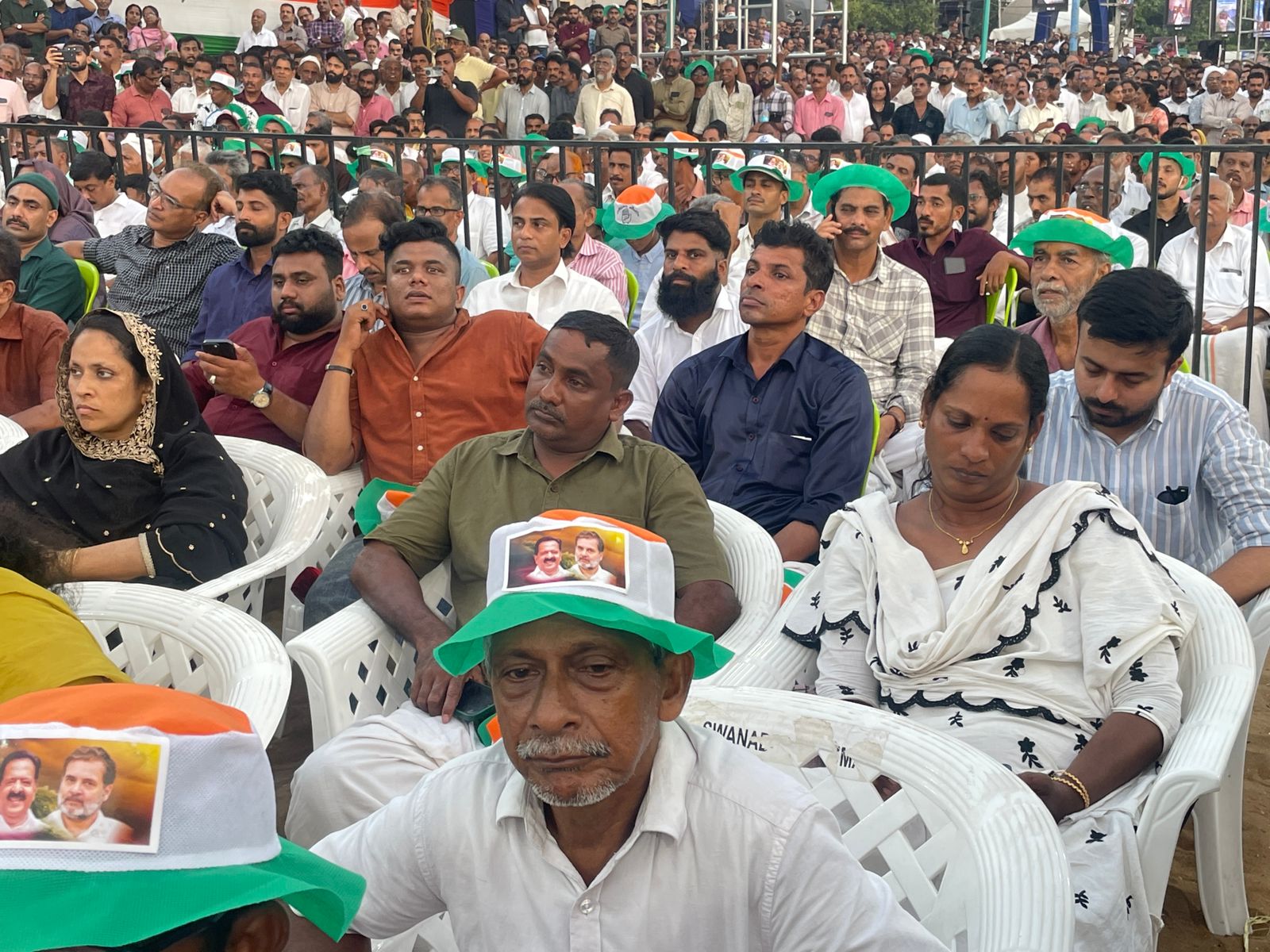 लोग कर रहे थे राहुल गांधी का इंतजार (Photo-ITG)
